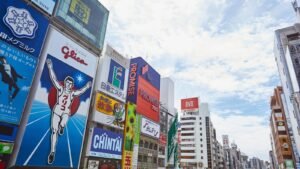 Rótulos publicitarios y luminosos en fachadas de edificios comerciales