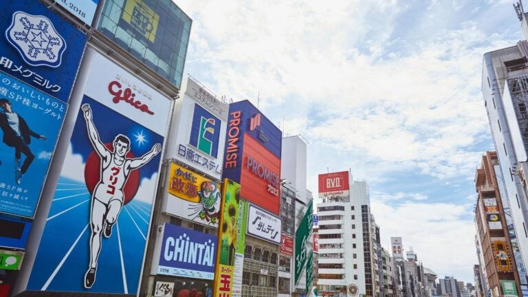 Rótulos publicitarios y luminosos en fachadas de edificios comerciales