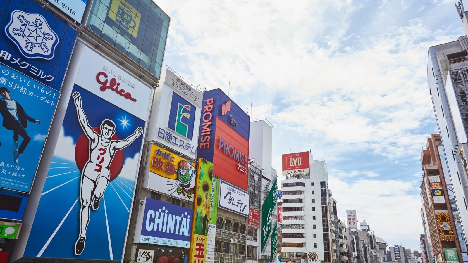 Rótulos publicitarios y luminosos en fachadas de edificios comerciales