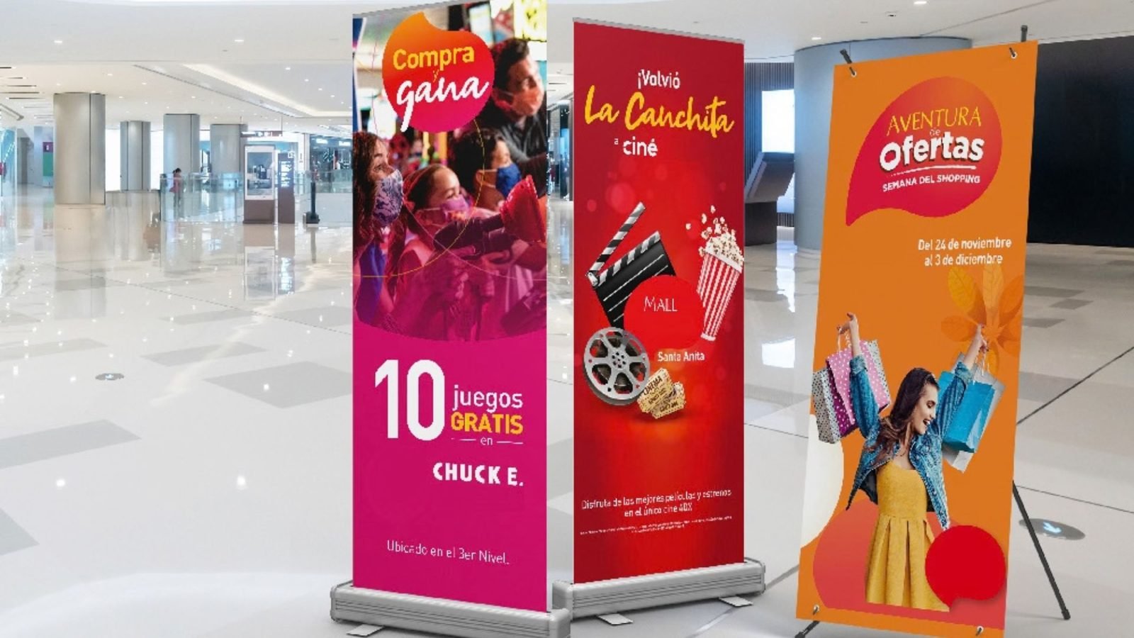 Displays publicitarios tipo roll up en un centro comercial