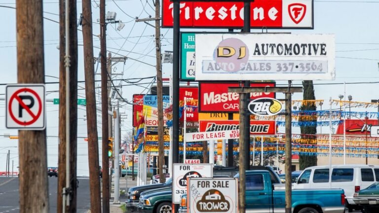 Rótulos de negocios a lo largo de una avenida comercial